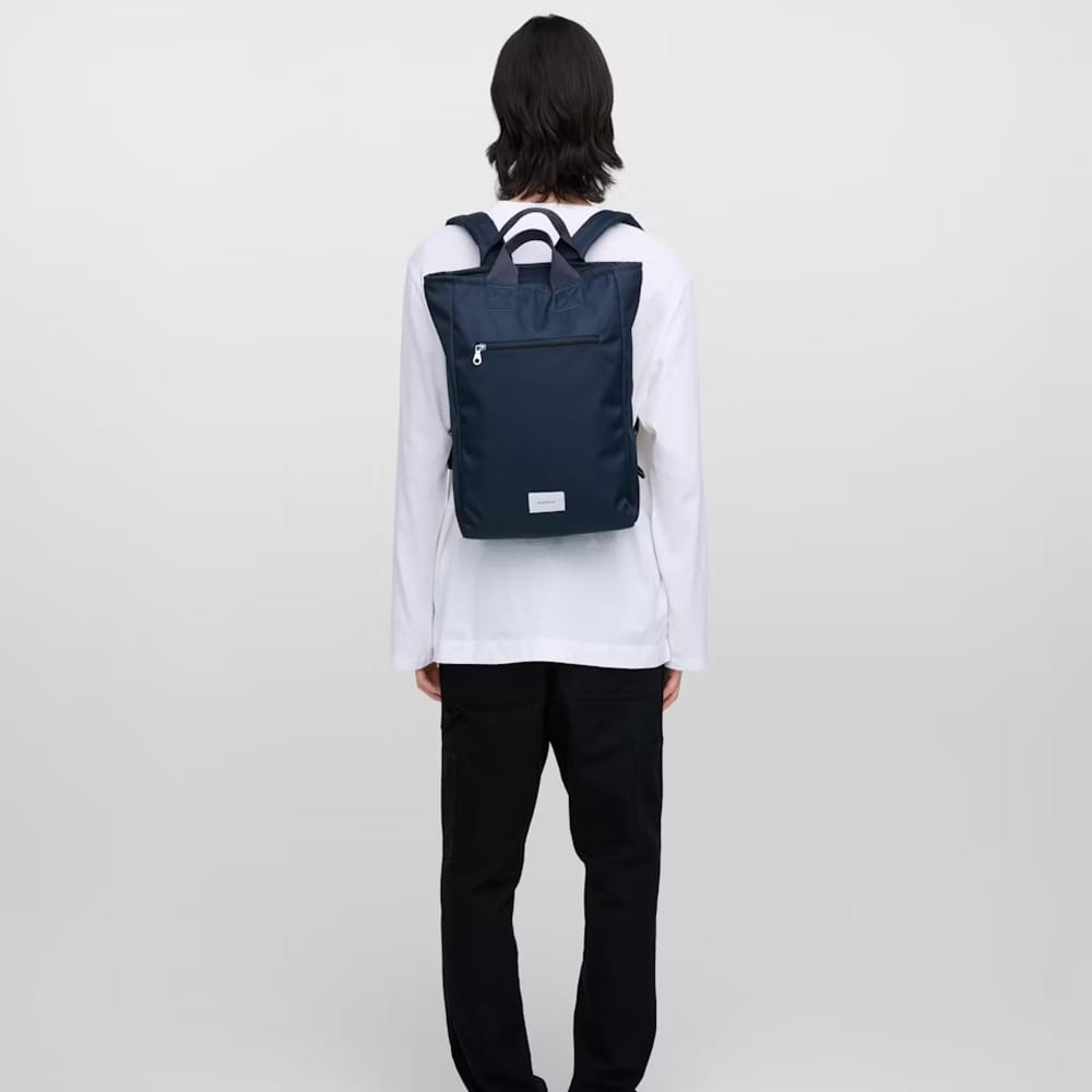 en man bär en Sandqvist Ground 2-Way Bag väska (unisex)