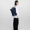 Sandqvist Ground 2-Way Bag väska (unisex)på en modell
