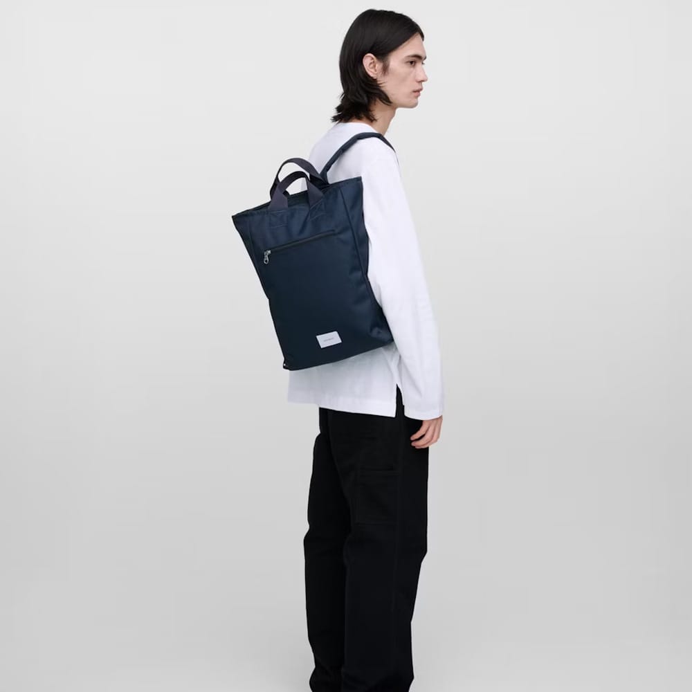 Sandqvist Ground 2-Way Bag väska (unisex)på en modell