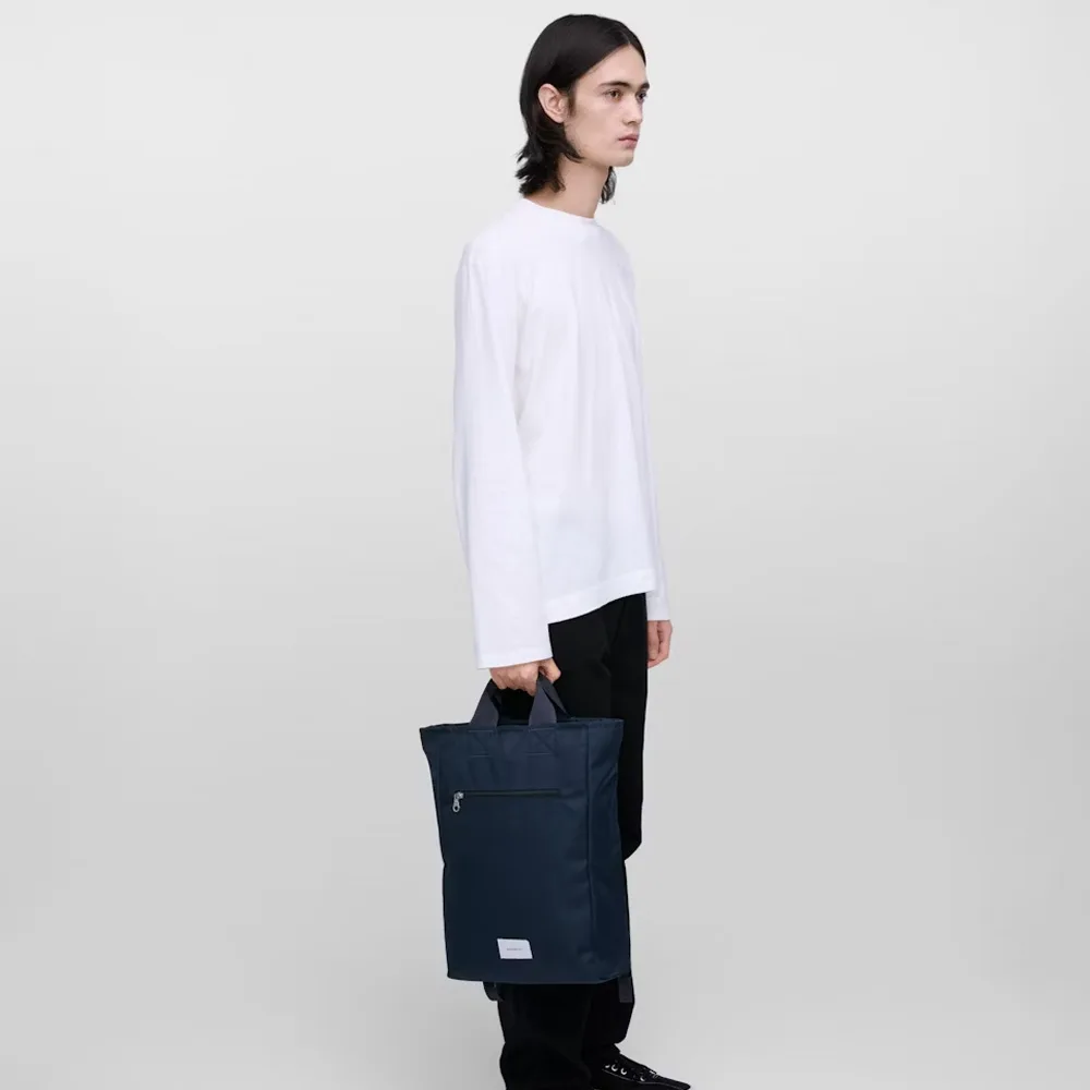 en modell bär en Sandqvist Ground 2-Way Bag väska (unisex)