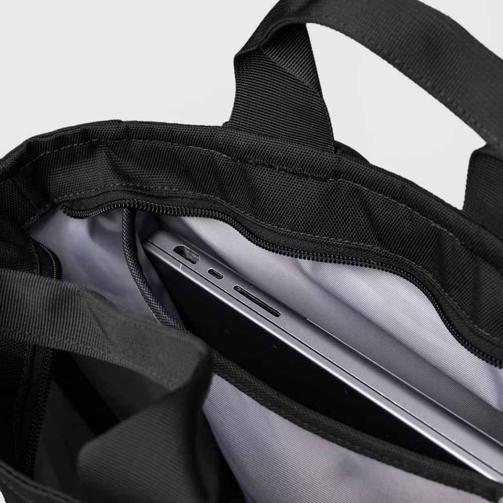 datorfack i en Sandqvist Ground 2-Way Bag väska (unisex)