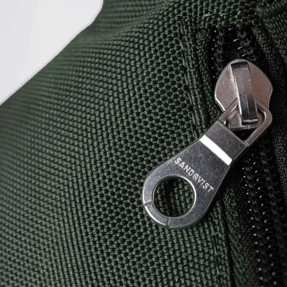detaljer på en Sandqvist Ground Crossbody Bag axelväska (unisex)