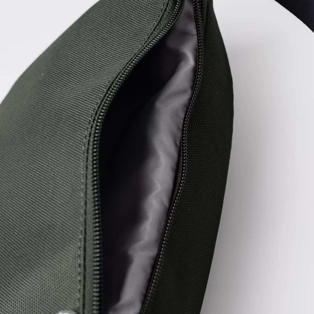 Öppet fack på en Sandqvist Ground Crossbody Bag axelväska (unisex)