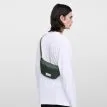 en modell bär en Sandqvist Ground Crossbody Bag axelväska (unisex)
