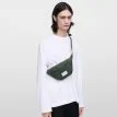 Sandqvist Ground Crossbody Bag axelväska (unisex) på en man