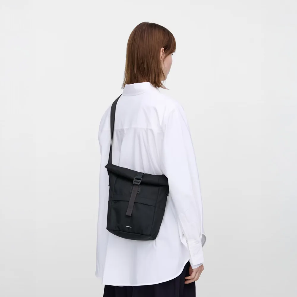 Sandqvist Icon Sacoche axelväska (unisex) på en modell