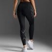 en modell visar 2XU Ignition Shield Compression Tights löpartights (dam) bakifrån