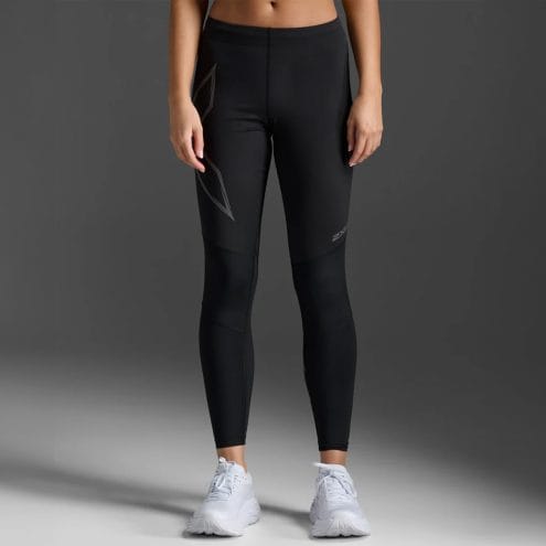 en modell visar 2XU Ignition Shield Compression Tights löpartights (dam) framifrån