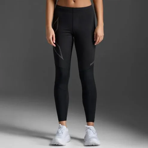 en modell visar 2XU Ignition Shield Compression Tights löpartights (dam) framifrån