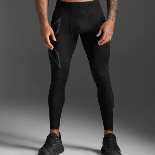 en modell bär ett par svarta 2XU Ignition Shield Compression Tights löpartights (herr)