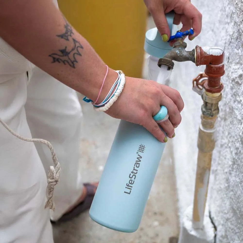 en modell gyller på en LifeStraw Go 2.0 Stainless Steel flaska med vattenfilter 530 ml med vatten