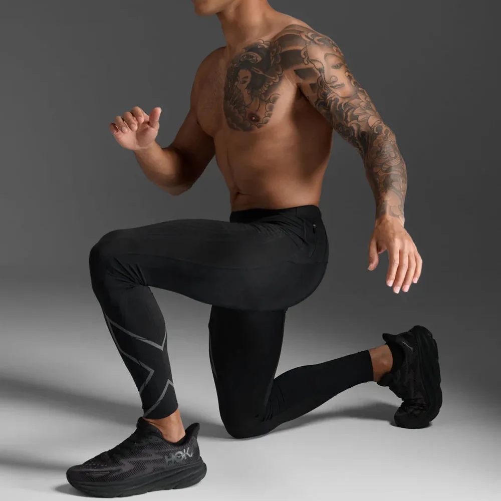 en modell visar upp ett par 2XU Light Speed Compression Tights träningstights (herr)