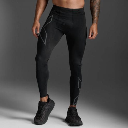 2XU Light Speed Compression Tights träningstights (herr) på en manlig modell