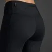 baksida av 2XU Light Speed Mid-Rise Compression Tights träningstights (dam) på en modell