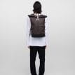 Sandqvist Icon Rolltop Backpack ryggsäck (unisex) på en modells rygg