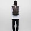 Sandqvist Icon Rolltop Backpack ryggsäck (unisex) på en modells rygg