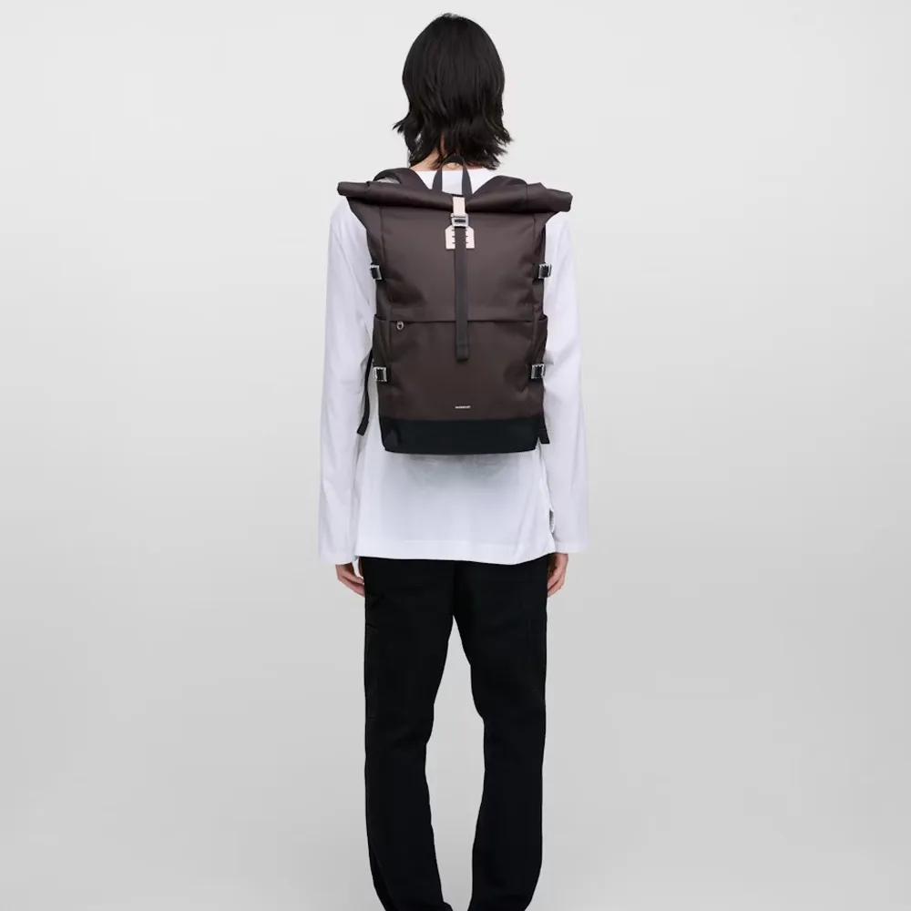 Sandqvist Icon Rolltop Backpack ryggsäck (unisex) på en modells rygg