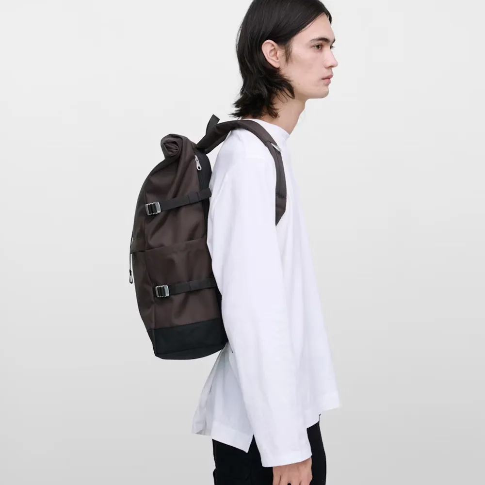en modell har på sig en Sandqvist Icon Rolltop Backpack ryggsäck (unisex)