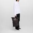 en modell bär en Sandqvist Icon Rolltop Backpack ryggsäck (unisex)