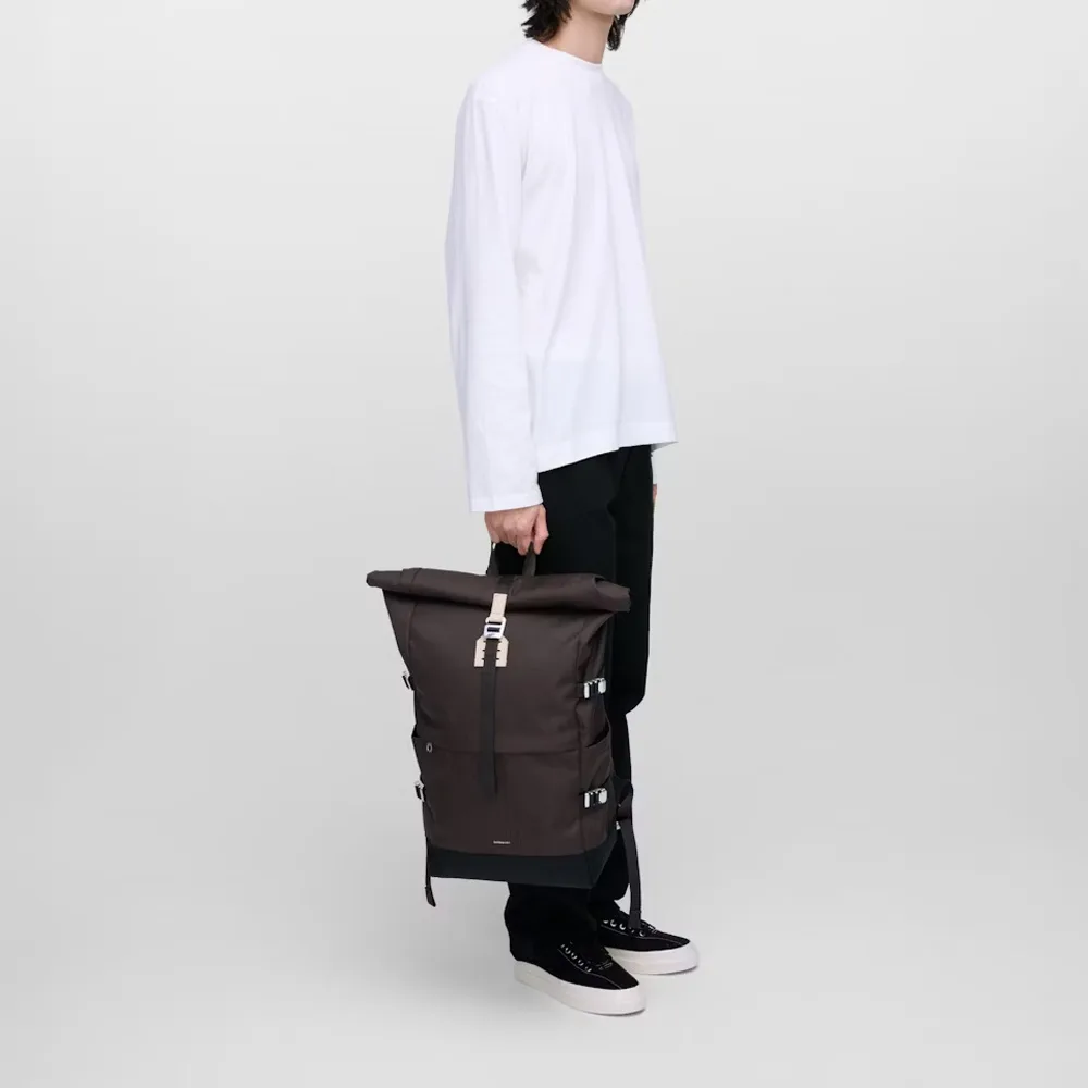 en modell bär en Sandqvist Icon Rolltop Backpack ryggsäck (unisex)