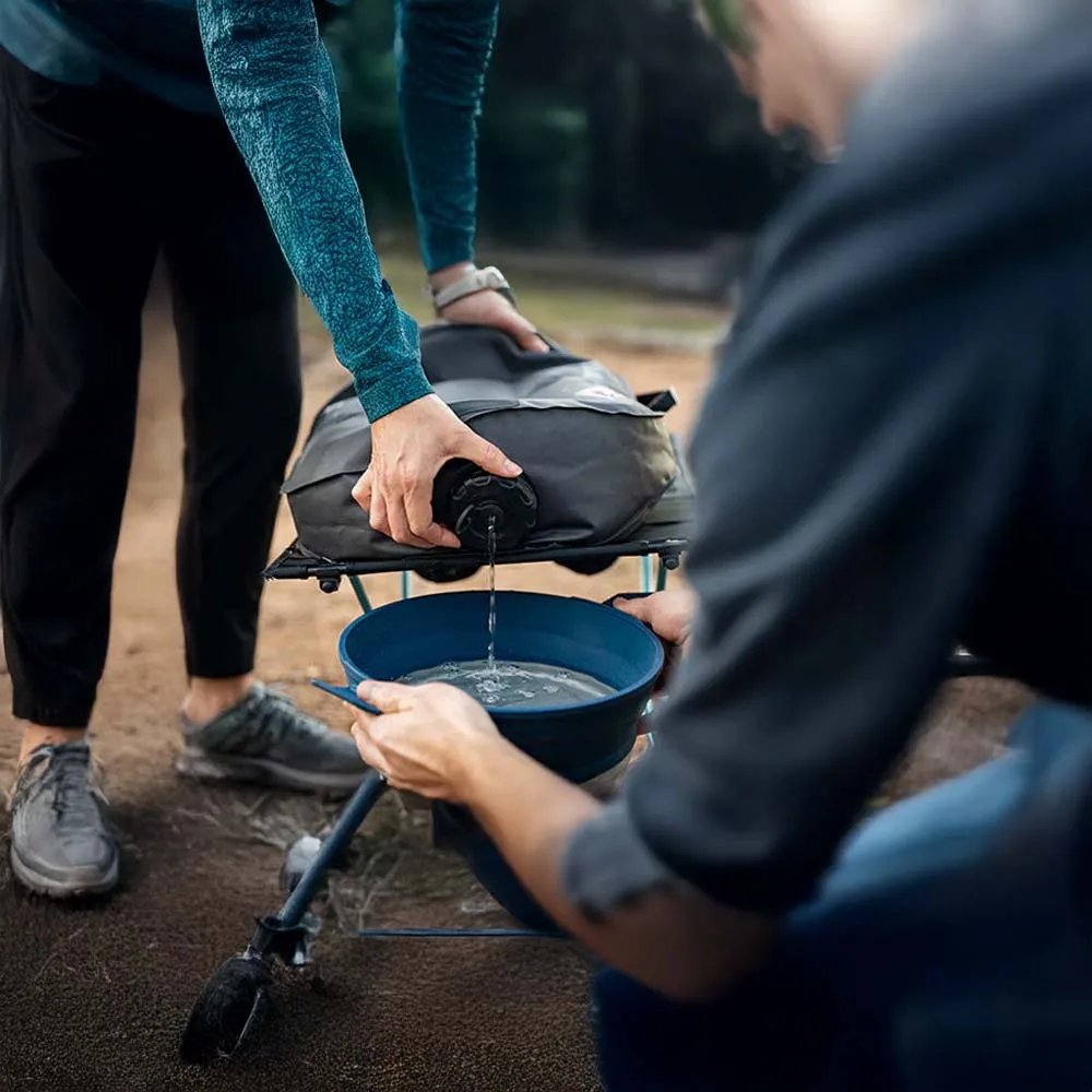 lifestylebild på Sea to Summit Watercell X vätskebehållare med duschmunstycke