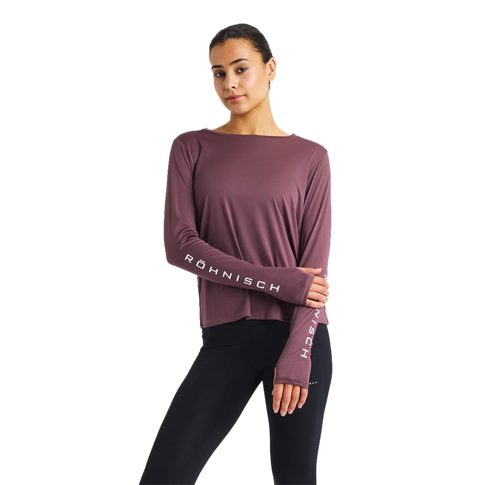 en modell bär en Röhnisch Team Logo Long Sleeve träningströja (dam)
