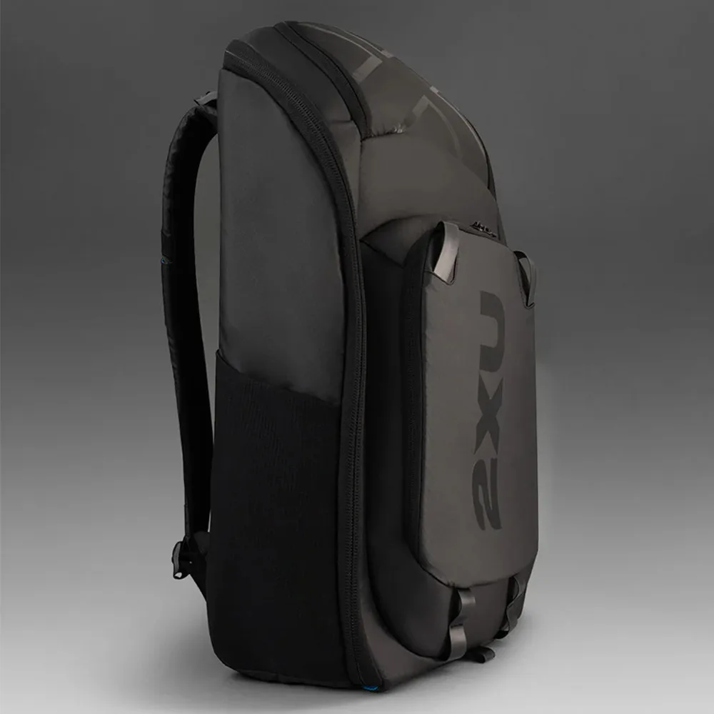 2XU Transition Backpack ryggsäck (unisex) snett från sidan