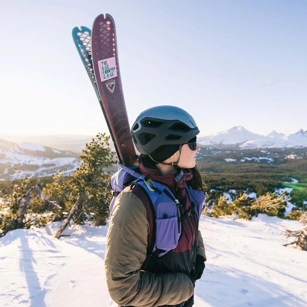 Osprey Firn 18 skidryggsäck (unisex) med skidor på ryggsäcken