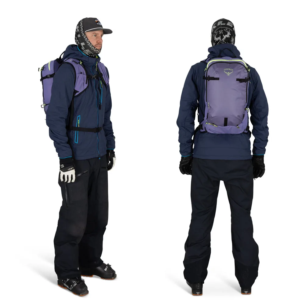 Osprey Firn 18 skidryggsäck (unisex)på en manlig modell