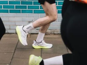 Bild tagen av löpare i profil, på fötterna har han Saucony Triumph 22