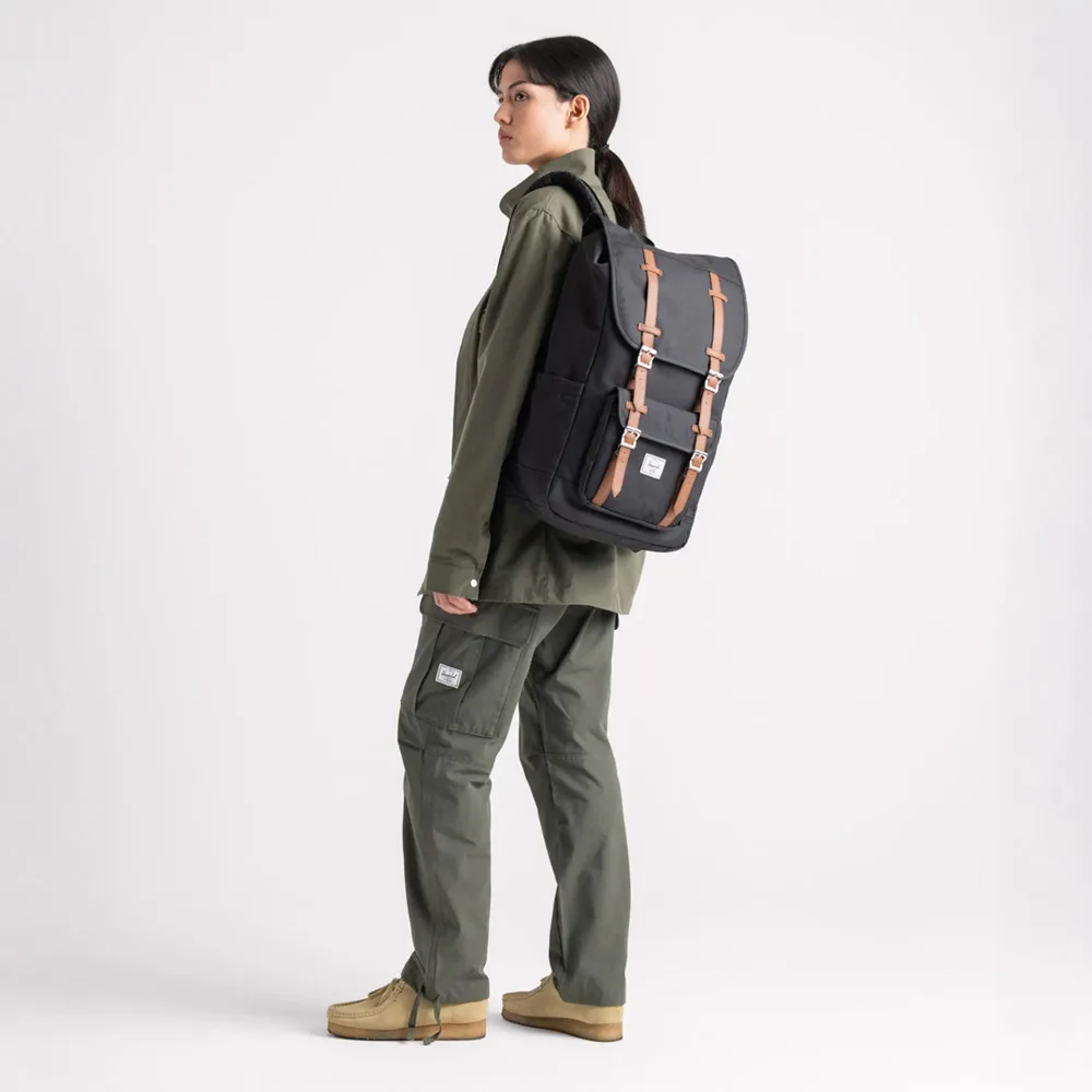 Herschel Little America 30 L vardagsryggsäck (unisex)på en modell