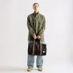 en kvinnlig modell bär Herschel Novel Carry On Duffle väska 26,5 L (unisex)