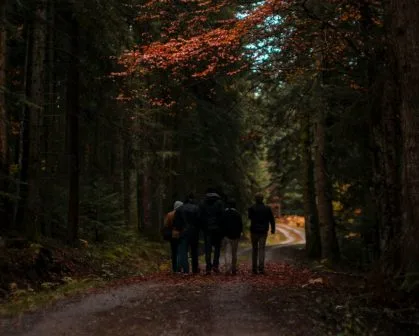 En familj som tar en promenad under hösten