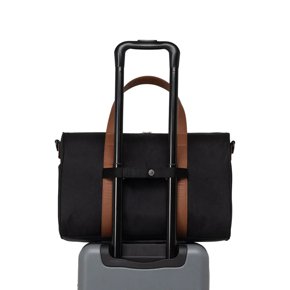 Herschel Novel Carry On Duffle väska 26,5 L (unisex) på en resväska