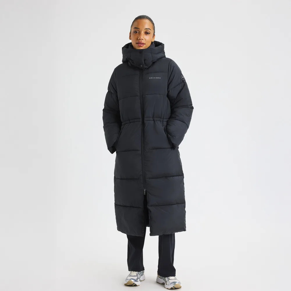 Röhnisch Pebble Hood Coat vinterjacka (dam) på en modell