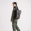 en modell bär Herschel Little America Mid 21 L vardagsryggsäck (unisex)