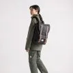 en modell bär Herschel Little America Mid 21 L vardagsryggsäck (unisex)