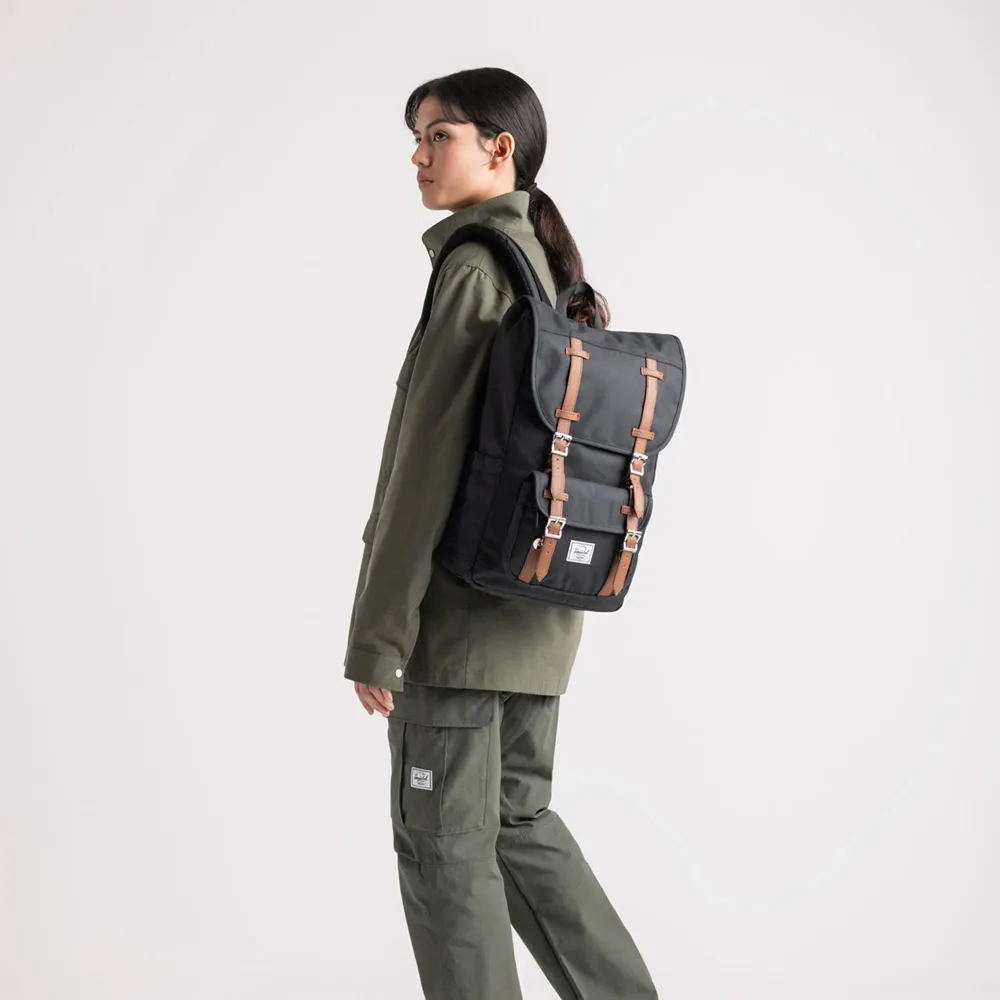 en modell bär Herschel Little America Mid 21 L vardagsryggsäck (unisex)