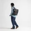 en man bär Herschel City vardagsryggsäck 16 L (unisex)