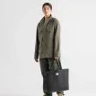 en kvinna använder Herschel Classic Tote 19 L väska (unisex)