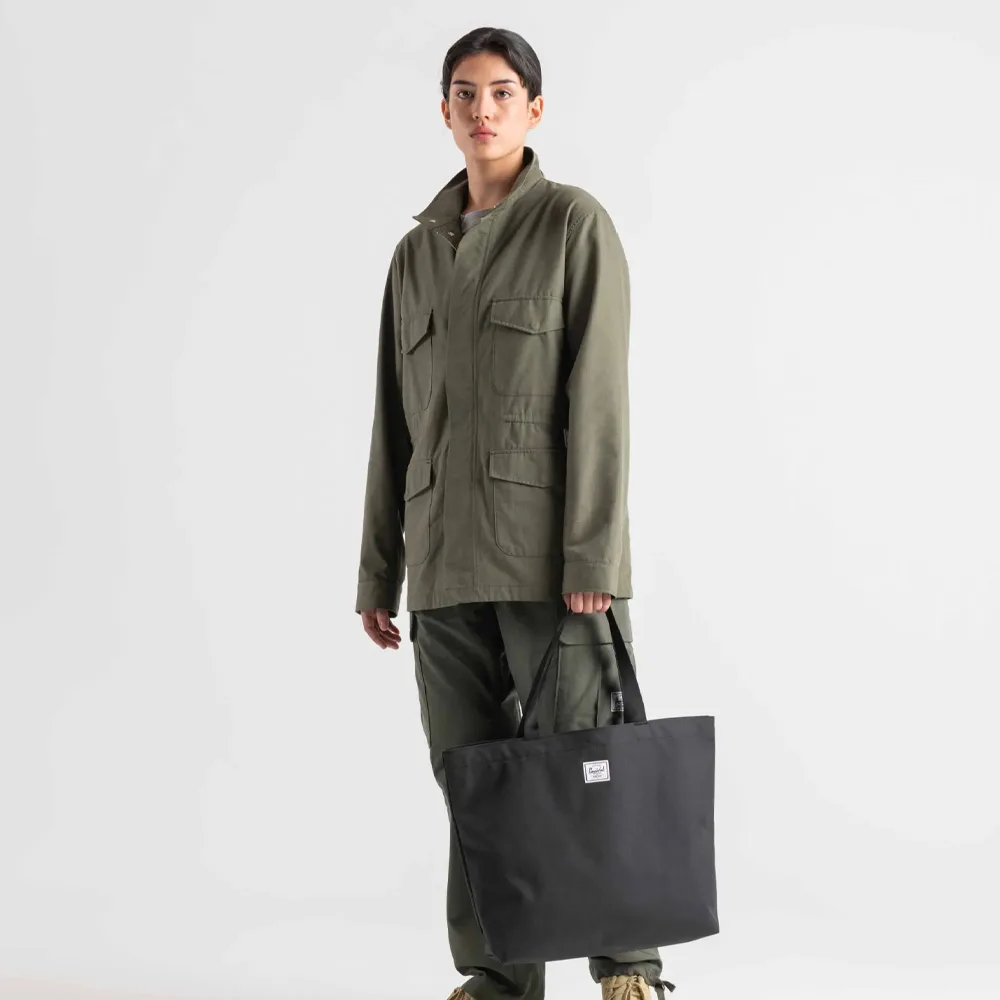 en kvinna använder Herschel Classic Tote 19 L väska (unisex)