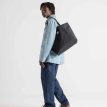 en modell bär en Herschel Classic Tote 19 L väska (unisex)