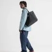 en modell bär en Herschel Classic Tote 19 L väska (unisex)