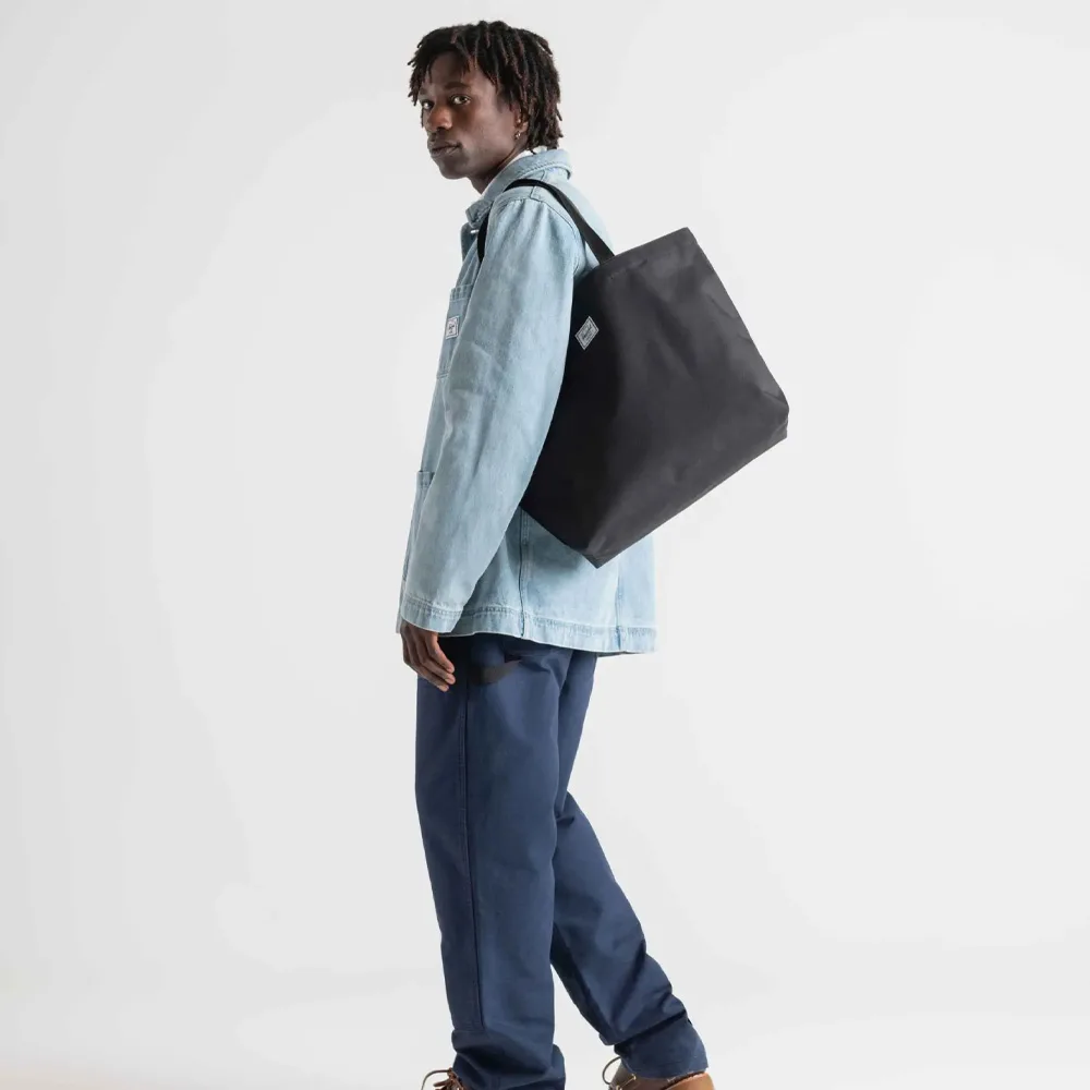 en modell bär en Herschel Classic Tote 19 L väska (unisex)
