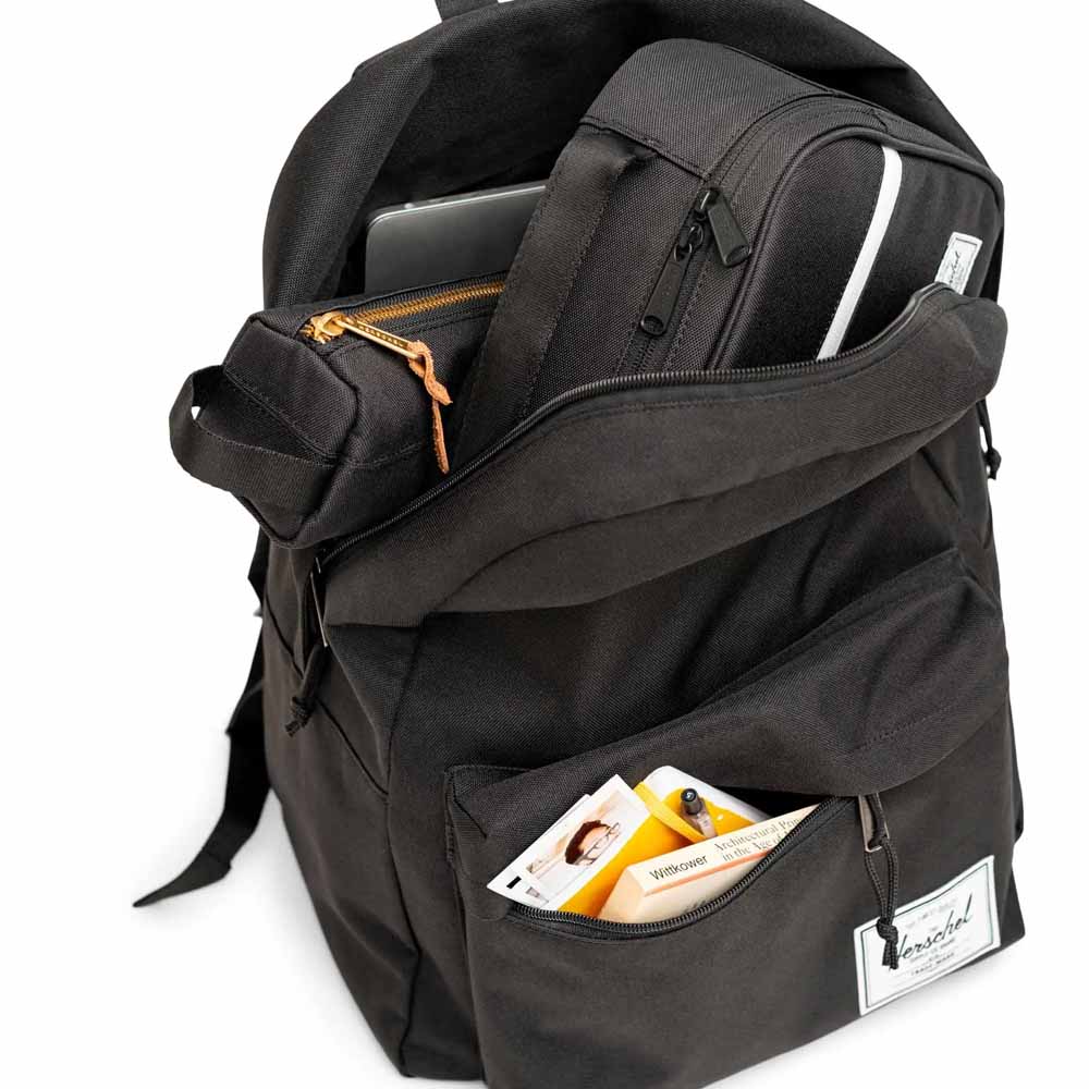 en öppen Herschel Classic XL 30 L vardagsryggsäck (unisex) med saker i