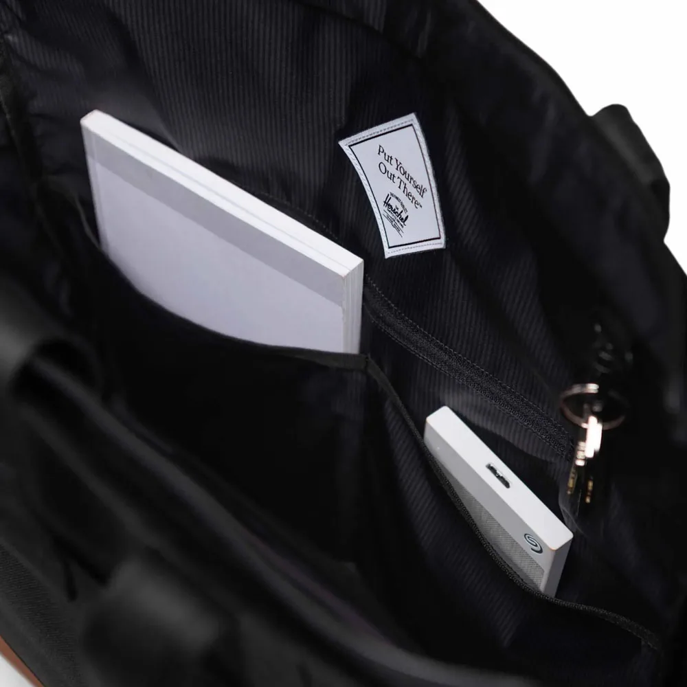 detaljer i en Herschel Heritage Tote väska 24,5 L (unisex)