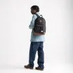 en manlig modell bär Herschel Heritage 24 L vardagsryggsäck (unisex)
