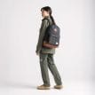 en kvinnlig modell bär Herschel Heritage 24 L vardagsryggsäck (unisex)