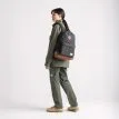 en kvinnlig modell bär Herschel Heritage 24 L vardagsryggsäck (unisex)