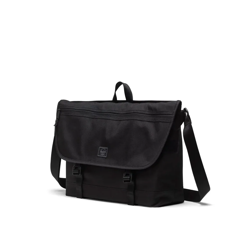 Herschel Cove Messenger axelväska 22,5 L (unisex) snett framifrån